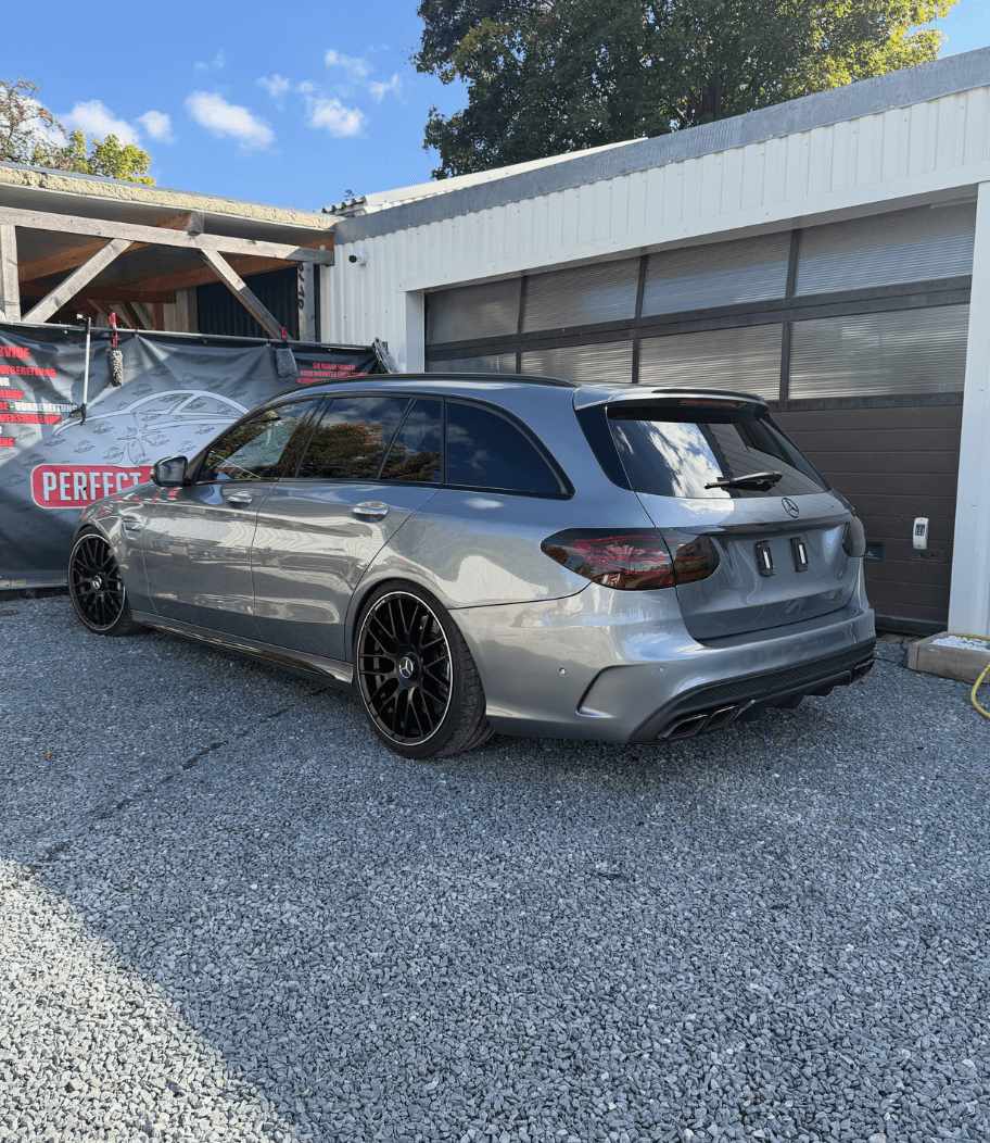 Grauer Mercedes Kombi nach intensiver Autopflege mit glänzender Karosserie und sauberen Felgen